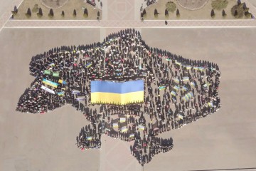 «Жива» мапа кордонів України: у Волочиську відбулась патріотична акція єднання 