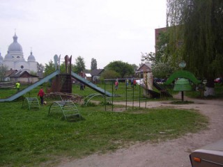 Організація ремонту дитячих майданчиків у Волочиську.