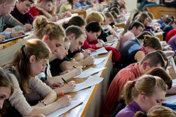 Студентам пропонують повернути стипендії і встановити їх на рівні 1700 гривень