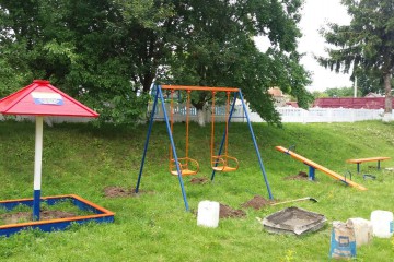 У Порохні – новий дитячий майданчик