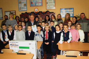 Благодійний фонд «Ми поруч» продовжує тішити малечу подарунками