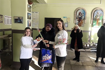 Мешканки мікрорайону Волочиськ-1 першими приймали вітання з нагоди свята весни 