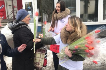 На вулицях Волочиська благодійний фонд «Ми поруч» вітав мешканок міста зі святом весни