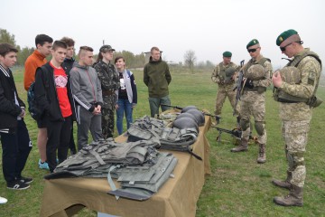Військовий вишкіл замість шкільної парти
