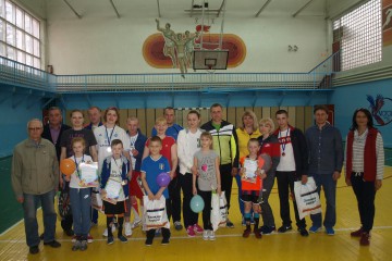 Спортивне свято у колі найрідніших. Учасники фестивалю «Тато, мама, Я» отримали подарунки від нардепа   