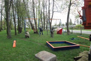 На окрузі Сергія Лабазюка активно тривають роботи зі встановлення дитячих майданчиків 