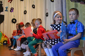 До школи з подарунками від нардепа