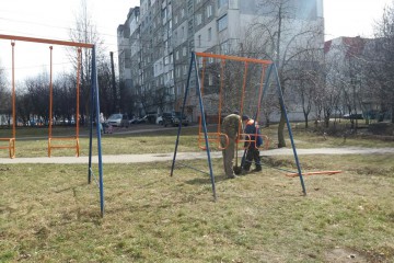 У Хмельницькому встановили новий дитячий майданчик