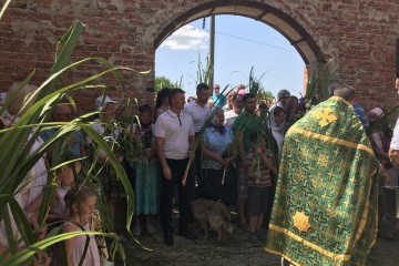 Трійцю відсвяткували спільною молитвою у майбутньому храмі