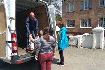 Помічники нардепа доставили продуктові набори самотнім пенсіонерам