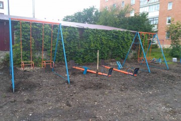 У фонді «Ми поруч» розпочали встановлювати дитячі майданчики