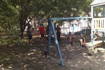 У Райківцях толокою облаштували дитячий майданчик