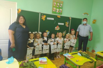 До школи – із подарунками