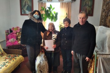 Від благодійного фонду «Ми поруч» ювіляри-старожили отримали подарунки