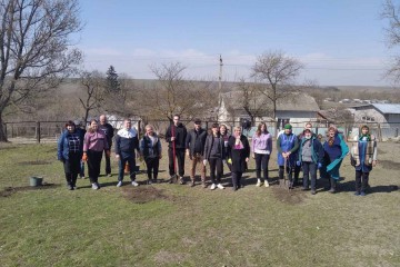 Висадка фруктових дерев в рамках проекту по озелененню територій Волочиської громади