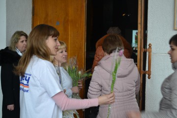 Розпочали вітати жіноцтво з 8 березням