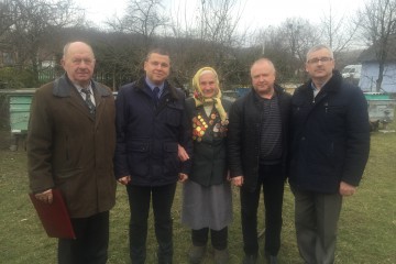 Жительку Хмельницького району привітали з подвійним святом.