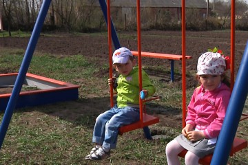 Продовжуємо встановлювати нові дитячі майданчики