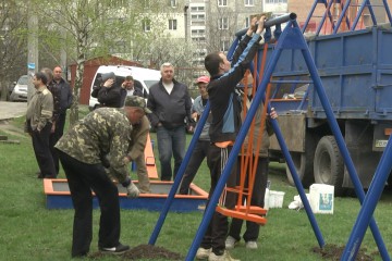 Сезон  встановлення нових дитячих майданчиків у  Хмельницькому розпочато