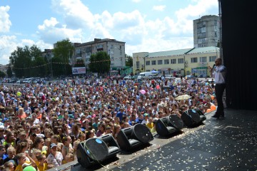 Флеш-моб з Владом Ямою, шоу  повітряних бульбашок, безкоштовні батути, солодощі та концерт від творчих колективів – у Волочиську відбувся фінал конкурсу «Моя  сім’я – моя країна»