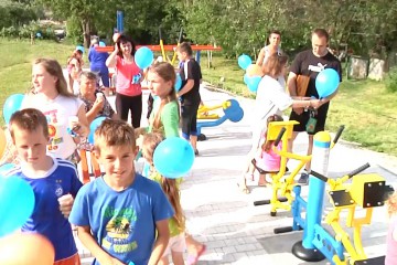 Справжнє свято для дітей та батьків! У Волочиську, за сприяння благодійного фонду «Ми поруч», встановили  ще один спортивний майданчик.