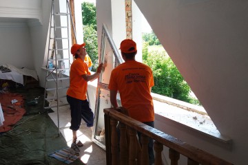 В Яхновецькому костелі, працівники благодійного фонду «Ми поруч» встановили нові вікна