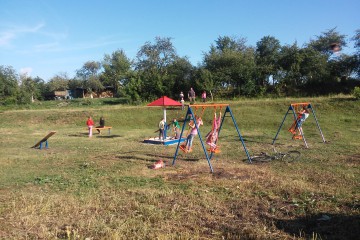 Спільно з громадою встановлюємо дитячі майданчики