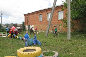 Олешинська дітвора отримала новий ігровий майданчик