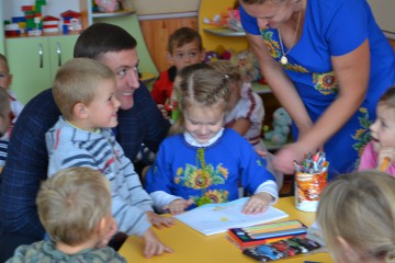 Сергій Лабазюк навідався до нового дитячого садочка в Сарнові Волочиського району