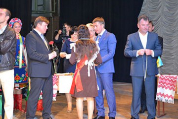 Нардеп нагородив медалістів хмельницьких шкіл