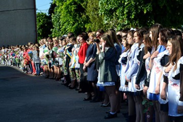 Школярі Хмельниччини святкують останній дзвоник