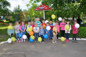 У ДНЗ «Сонечко» з’явився новий дитячий майданчик від Благодійного фонду «Ми поруч»
