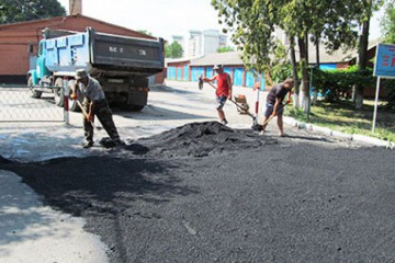 У Волочиській ЦРЛ тривають ремонти та благоустрій території